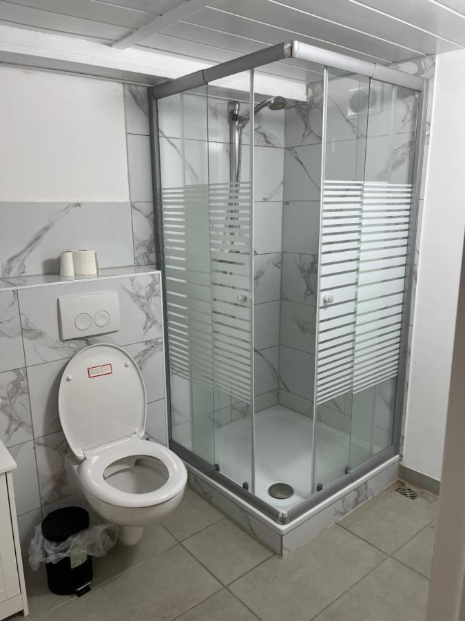 Souterrain Wohnung In Der Naehe Vom Duesseldorfer Flughafen Ratingen Bagian luar foto